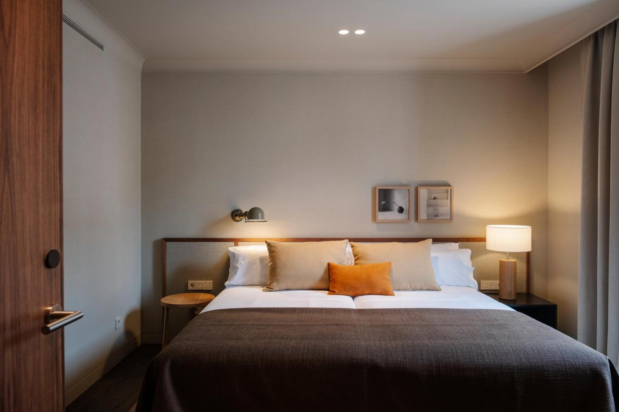 Habitación con cama grande